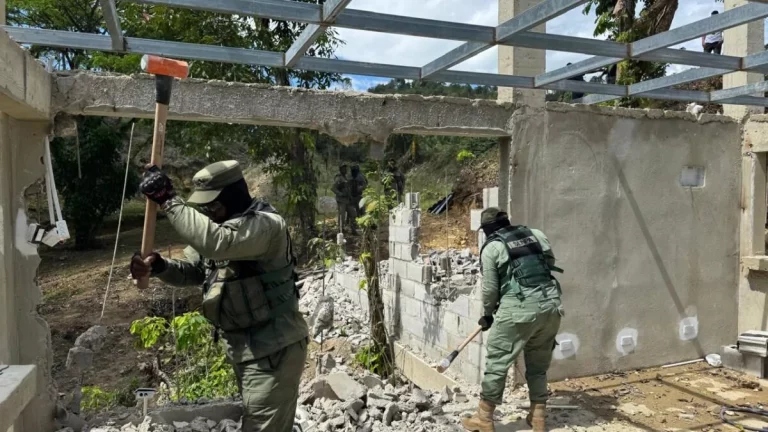 Medio Ambiente y Senpa demuelen construcción ilegal en ribera del río Jamao al Norte