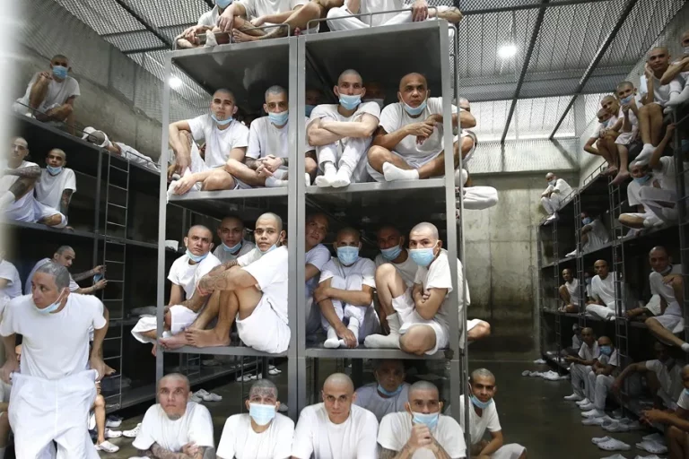 Petro califica como campos de concentración de población civil a las cárceles de El Salvador