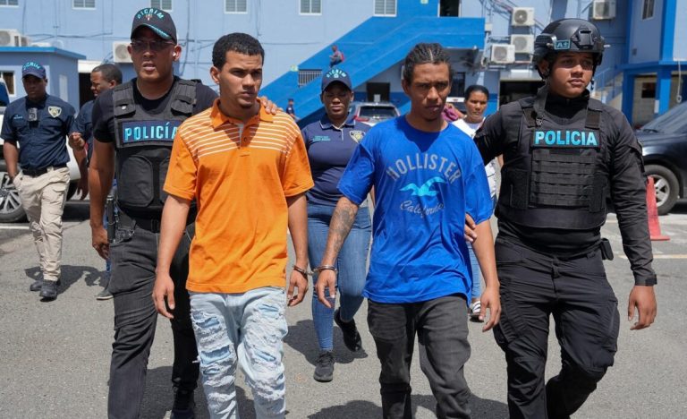 Se entregan dos hombres vinculados a muerte de mayor de la Policía en Villa Juana