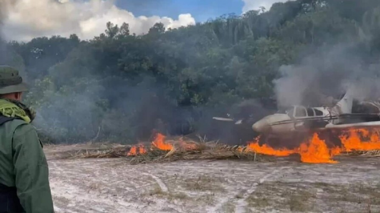 Autoridades de Venezuela destruyen avión vinculado al narcotráfico en región fronteriza