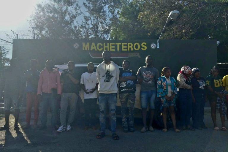 Ejército intercepta vehículo con 16 haitianos indocumentados en Valverde