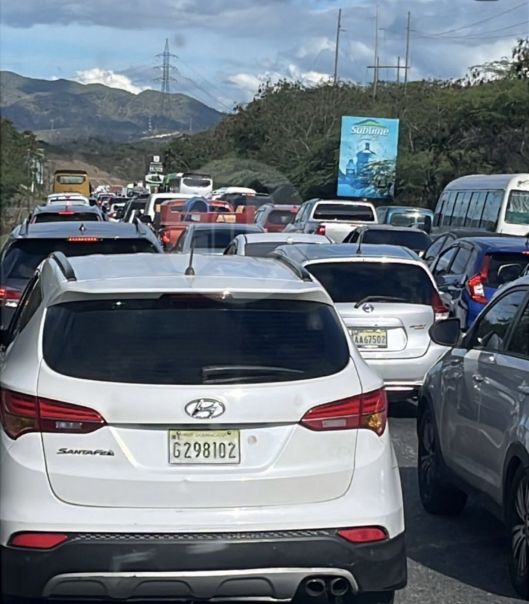 Fuerte taponamiento en la Circunvalación de Baní este Jueves Santo pese a la medida de un solo sentido