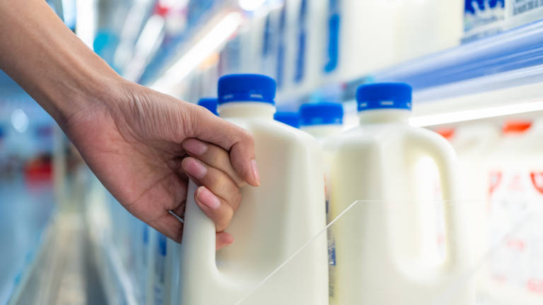 Retiran más de 21,000 unidades de leche Wawa por presencia de plástico