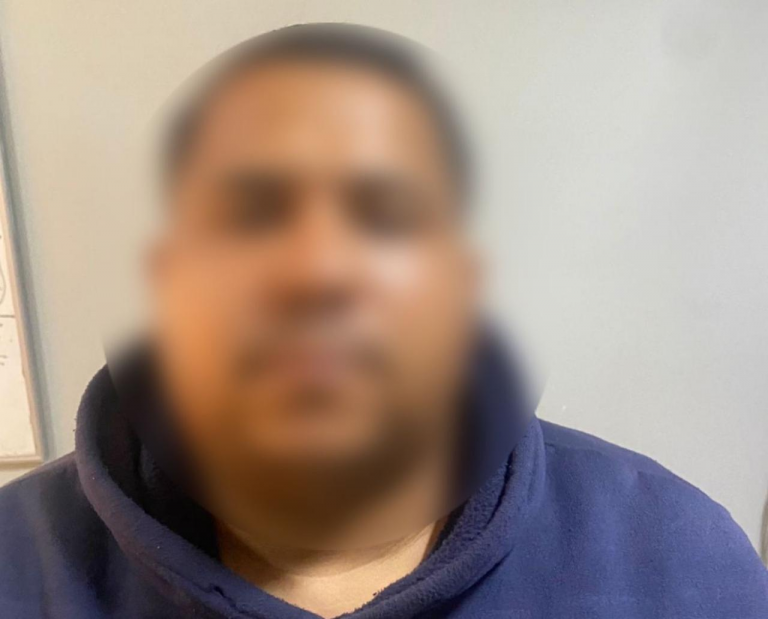 Atrapan presunto estafador electrónico con 14 tarjetas bancarias, dinero en efectivo y motocicleta sin placa en Santiago