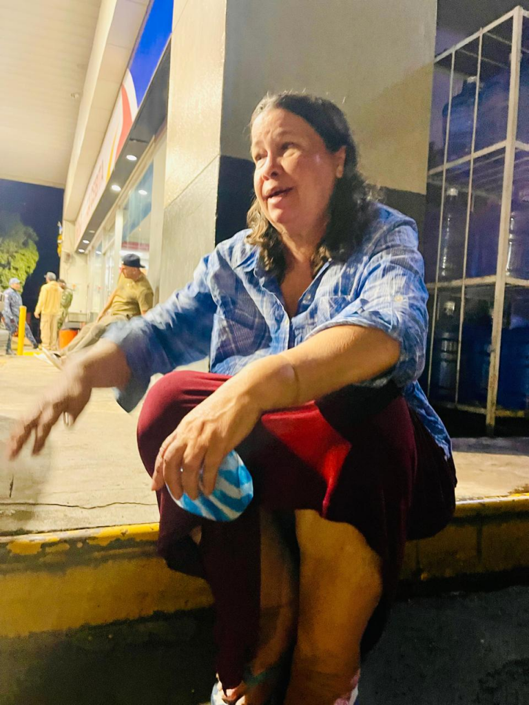 Mujer deambula desorientada en calles de Santiago; piden ayuda para identificar a sus familiares