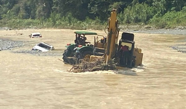 Crecida del río Nizao arrastra vehículos y deja varias comunidades incomunicadas en Rancho Arriba