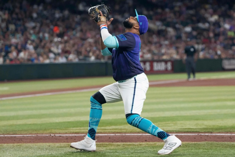 Carlos Santana fuera de acción: Diamondbacks lo inactivan por distensión en el muslo derecho