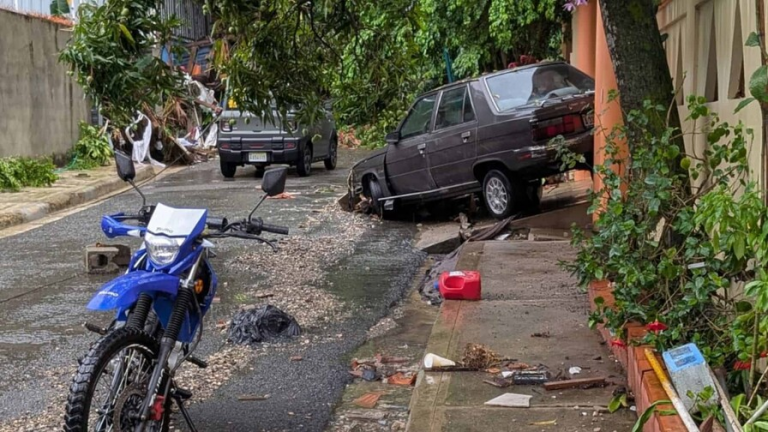 Golpe de agua en Don Honorio arrastra carros y deja la calle A intransitable