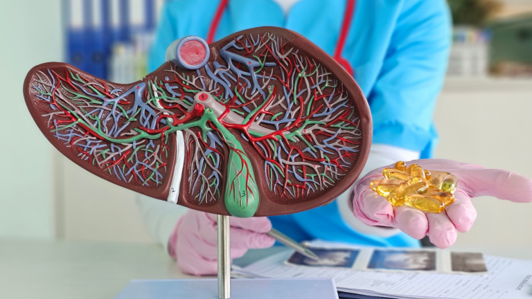 4 vitaminas y suplementos que dañan el hígado, advierten médicos