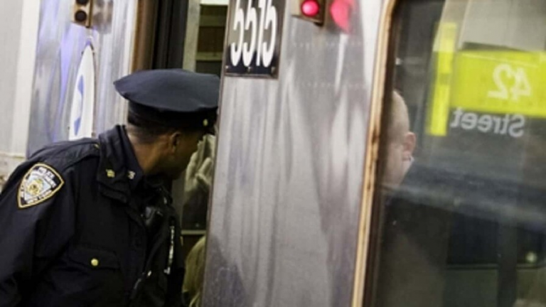 Hombre apuñala a varias personas en estación de metro de Nueva York; la policía lo mata a tiros