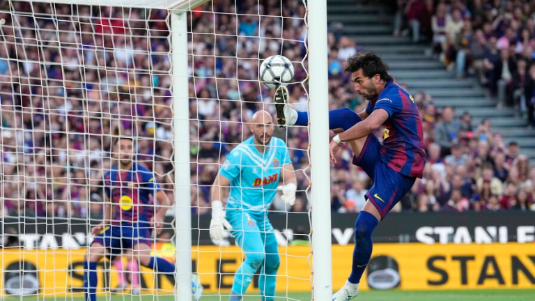 El Barça golea en derbi ante el Espanyol (4-1) y acaricia el título de liga