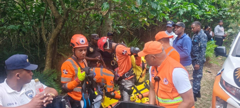 Rescatan con vida a mujer extraviada en zona montañosa de Las Galeras, Samaná