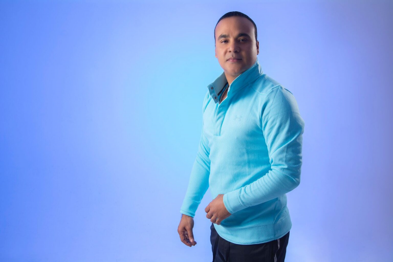 Zacarías Ferreira celebra reciente certificación Multi-Platino de “Dónde Está Mi Amor”