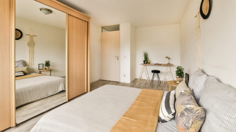 Espejos en el dormitorio: ¿energías negativas o solo supersticiones?