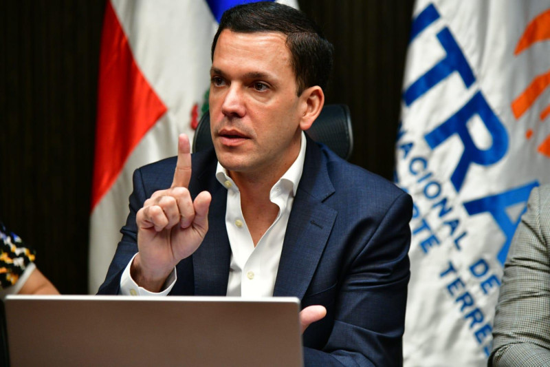 MP presenta chats de Hugo Beras y Jochi Gómez que evidenciarían control externo en licitaciones del Intrant