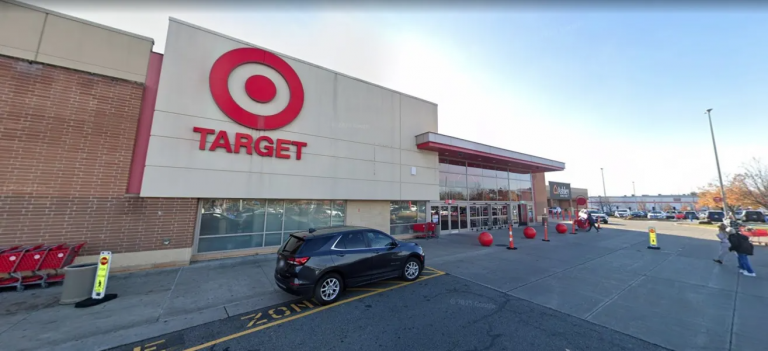Joven baleada por su novio afuera de tienda Target en Nueva York: auge de violencia armada en sitios públicos