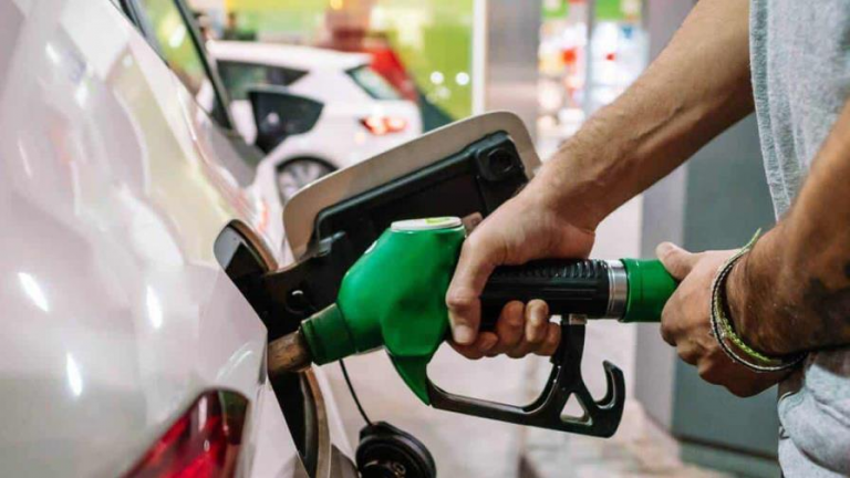 Gobierno rebaja entre 12 y 41 pesos a combustibles; otros se mantienen congelados