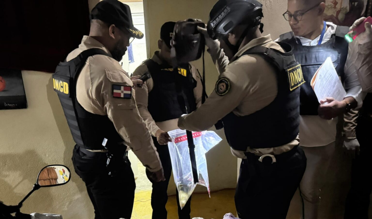 DNCD atrapa uno de los más buscados en Moca; le ocupan drogas y una pistola