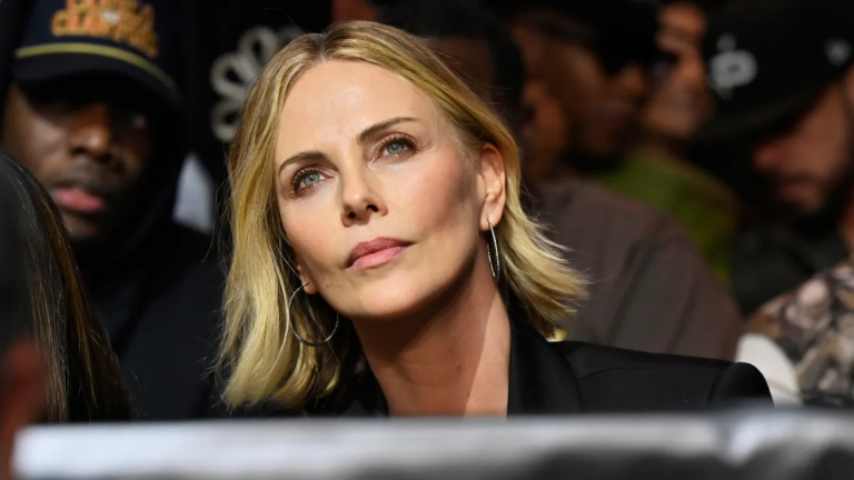 Charlize Theron recordó cuando su madre mató a tiros a su padre para defenderla