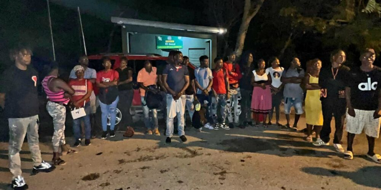Detienen tras persecución vehículo con 23 haitianos en condición migratoria irregular