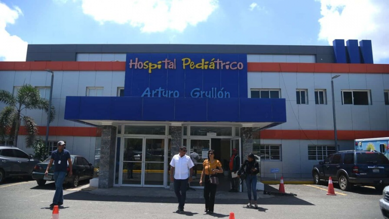 Un adolescente grave tras caer de escalera luego de que le apuntaran con una escopeta en Santiago