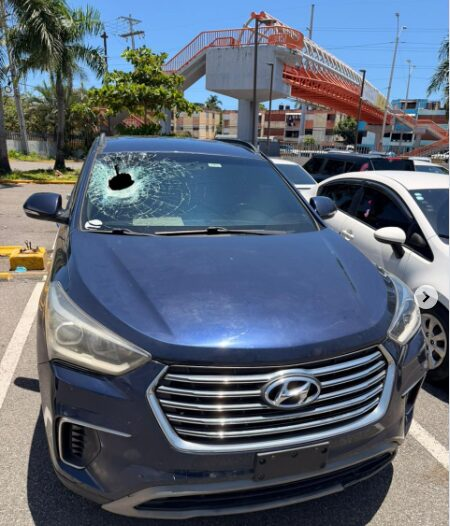 Joven y su abuela resultan heridos tras lanzamiento de peñón en puente de SDE