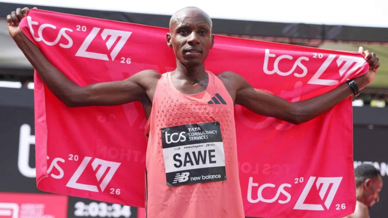 El keniano Sabastian Sawe bate el récord mundial de maratón con 1h59:30