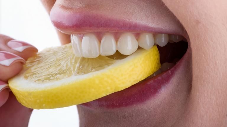 El peor alimento para tus dientes: es el que más daña y no es un dulce