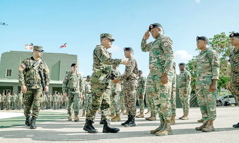Ministro de Defensa supervisa la zona fronteriza en Jimaní