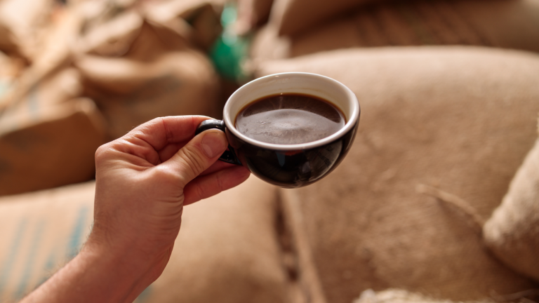 ¿Tomar café daña el hígado? Expertos lo aclaran