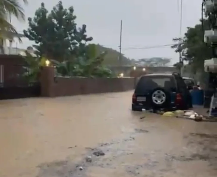 Aumentan a 30,000 los desplazados, seis estructuras colapsadas y 14 comunidades incomunicadas