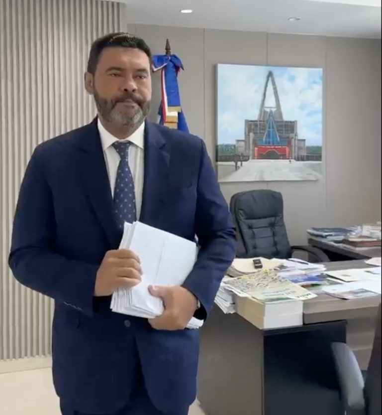 Senador Rafael Barón Duluc deposita siete proyectos de ley para preparar la educación y el talento dominicano hacia el 2050