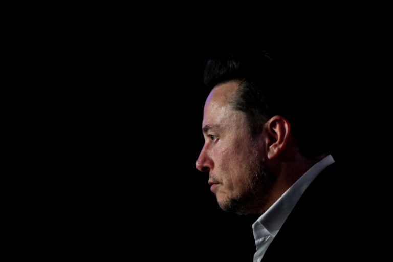 Elon Musk dice que Tesla empieza a producir su "robotaxi"
