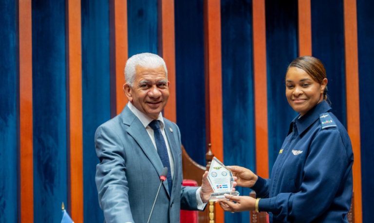 Oficiales de la Fuerza Aérea distinguen a Ricardo de los Santos por su compromiso con la excelencia académica