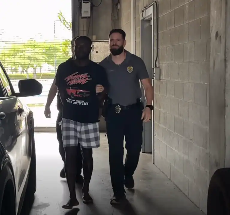 Un haitiano indocumentado es acusado de matar a golpes con un martillo a una mujer en Florida