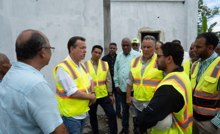 Ministro Ito Bisonó inspecciona hospital y proyecto habitacional en Puerto Plata
