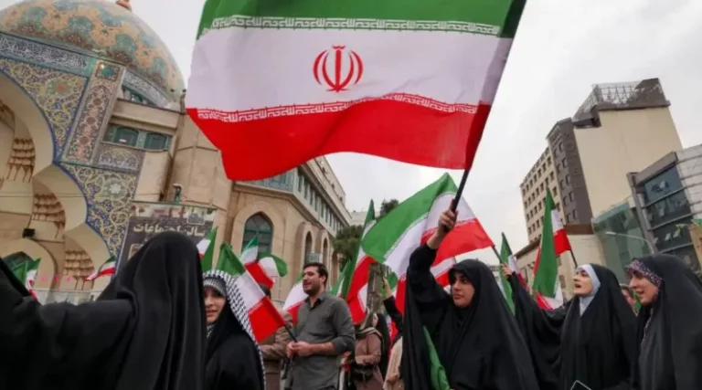 Cadenas humanas se extienden por centrales y puentes de Irán ante las amenazas de Trump