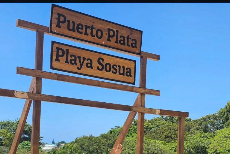 Rechazo en Sosúa por letrero en nueva plaza turística: comunidad exige respeto a su identidad