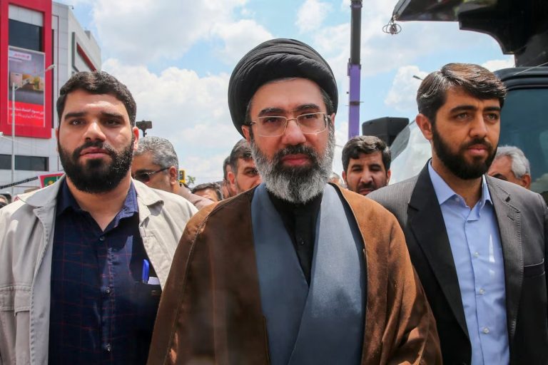 Líder supremo de Irán afirma no busca la guerra, pero advierte no cederá en negociaciones con EE. UU.