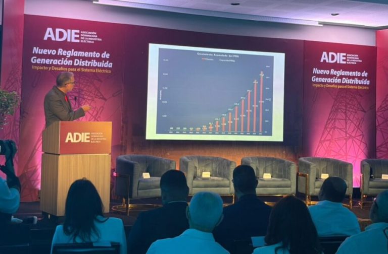 La norma uso paneles solares abre debate sostenibilidad