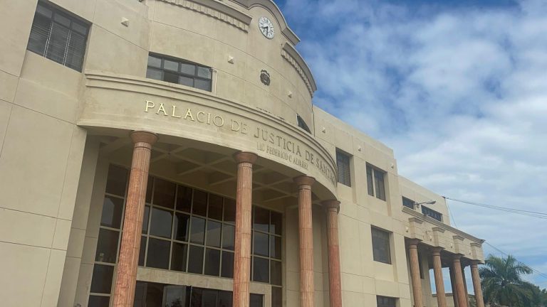 Depositan querella contra médicos y centro estético por muerte mujer en Santiago