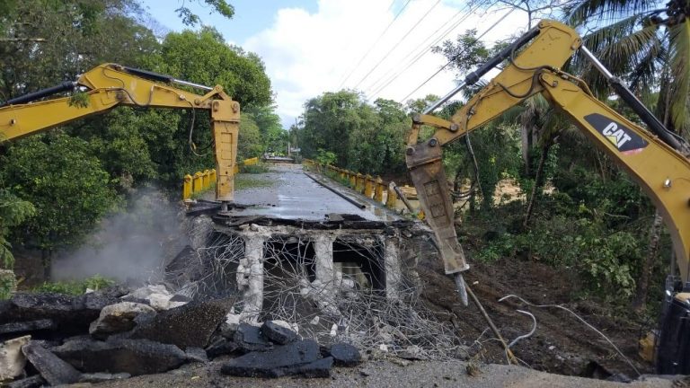 Inician demolición de puente sobre el río Camú tras colapso por lluvias en Puerto Plata