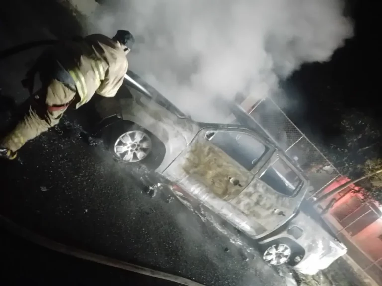 Vehículo abandonado tras accidente se incendia en El Rodeo, Monte Plata