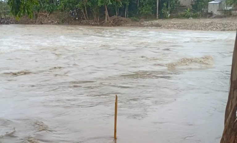 Crecida de ríos y extracción de materiales generan tensión en comunidades de Puerto Plata
