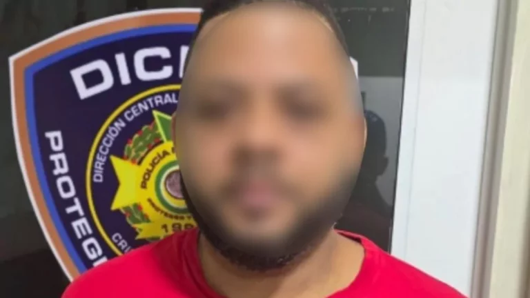 Capturan a presunto miembro de banda que operaba taxis falsos y atracaba en Santiago