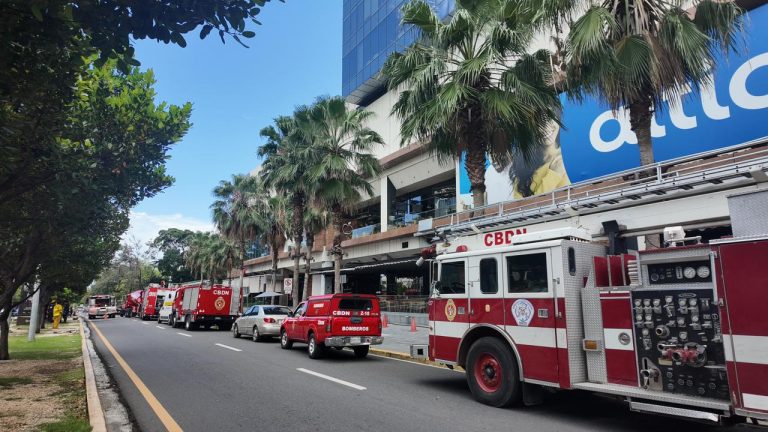 Mantienen cerrada la Av. Núñez de Cáceres por fuga de gas en plaza Down Town Center