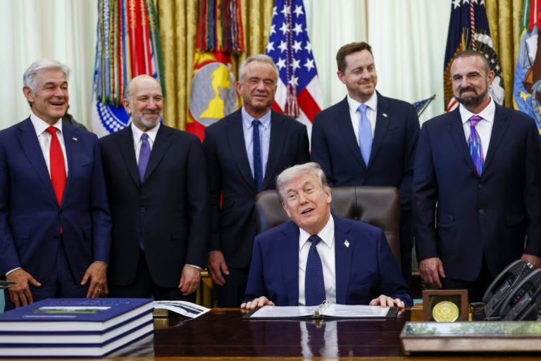 Trump acuerda con farmacéuticas rebaja de precios a cambio de inversiones millonarias