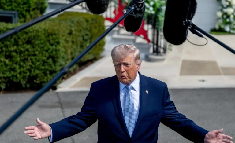 Trump celebra que Irán haya reabierto el estrecho de Ormuz