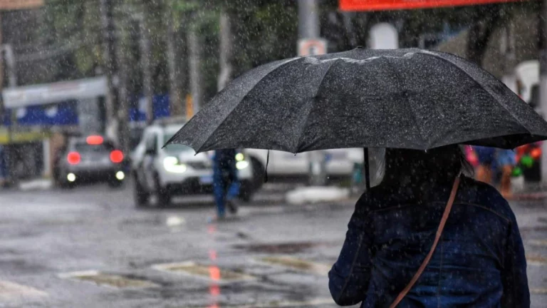 Vaguada provoca lluvias y mantiene alertas en varias provincias del país
