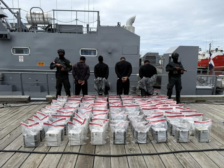 Apresan cuatro venezolanos con 450 paquetes de presunta cocaína en Baní